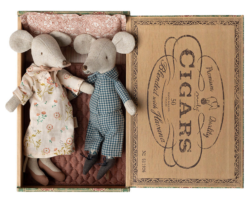 Grandma & Grandpa in cigarsbox